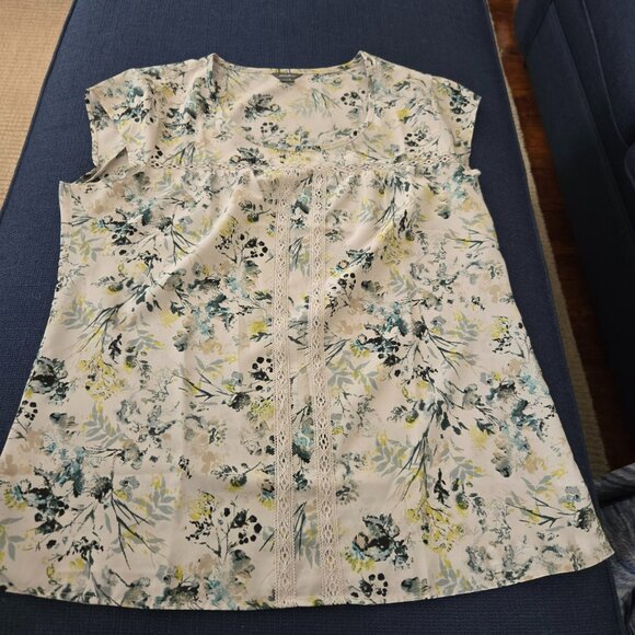 Spring bundle/lot w/ 2 light & breezy large tops & small black shoulder bag - Picture 1 of 14